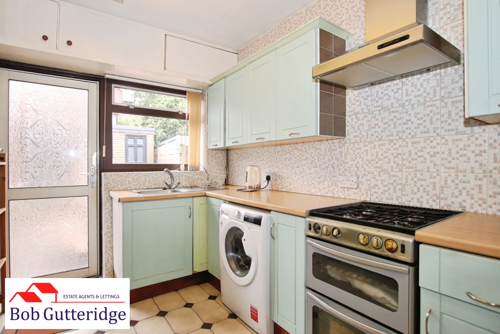 FITTED KITCHEN